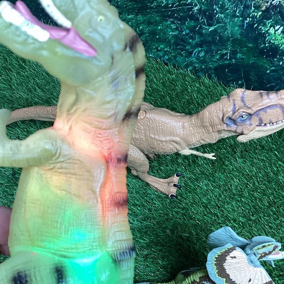 3 Jurassic World Dinosaurs - Picture 6 of 8